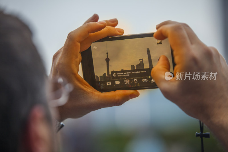 游客使用智能手机拍摄上海陆家嘴