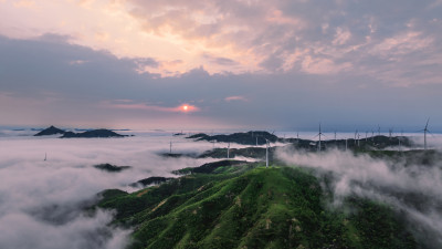 日落时分桂林高山上的云海和风力发电风车