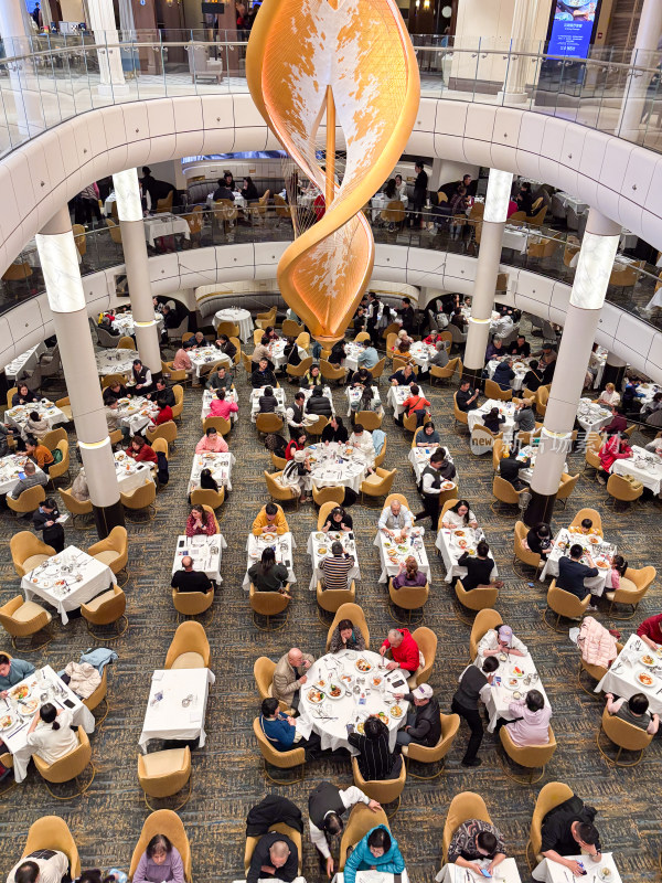 国际邮轮海洋光谱号 主餐厅的用餐盛景