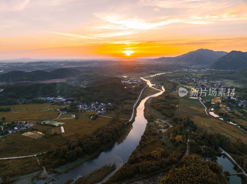 安徽泾县月亮湾日出美景