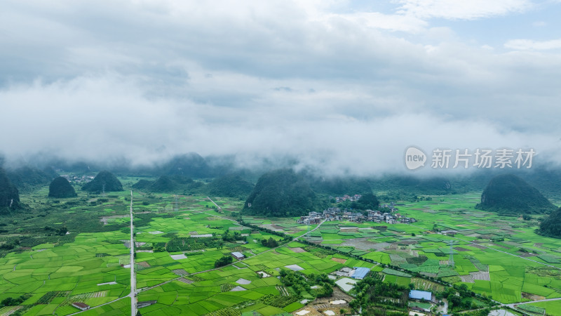 雨后桂林山谷云雾缭绕下的田地和房屋