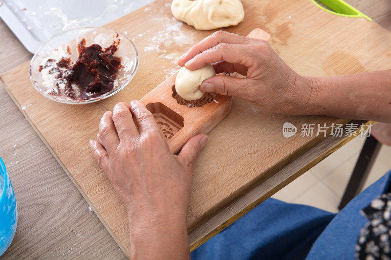 中国传统手艺面点师制作中秋节的月饼