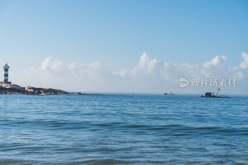 东山岛海上灯塔与船只风景