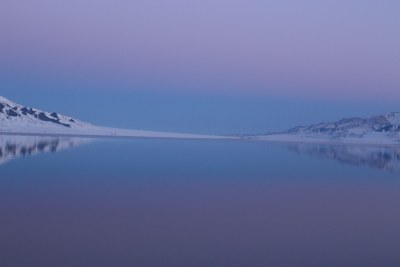 雪地河畔人群休闲场景