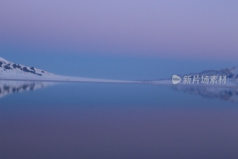 雪地河畔人群休闲场景