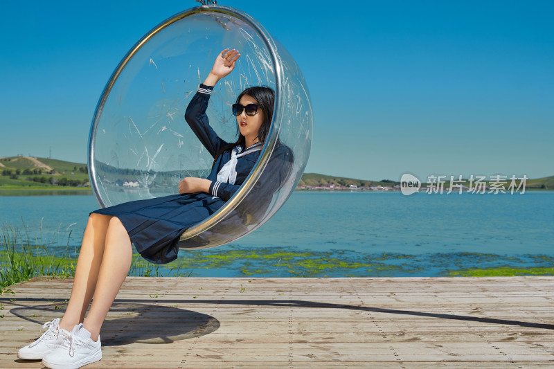 草原湖畔打卡点游玩拍照的亚洲少女