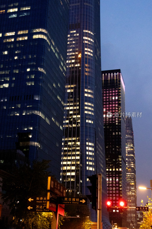 夜幕下的摩天大楼都市夜景城市现代建筑群