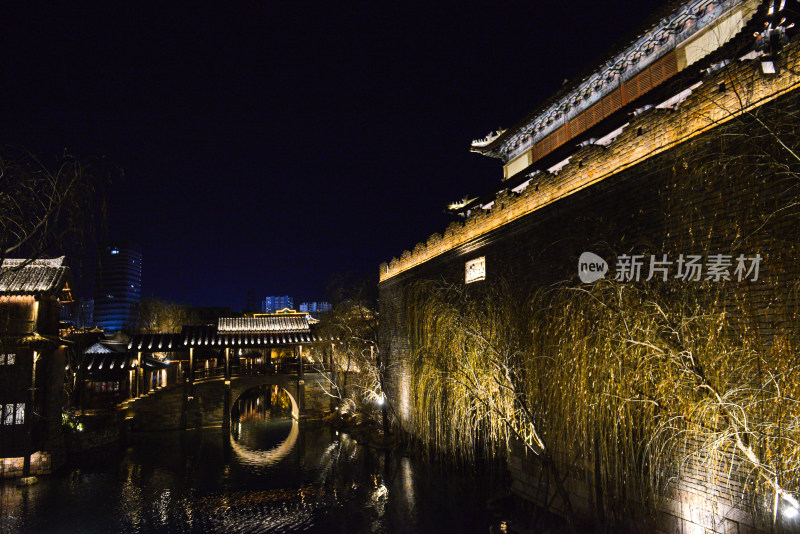 济南明水古城古建筑城楼与水面倒影风光