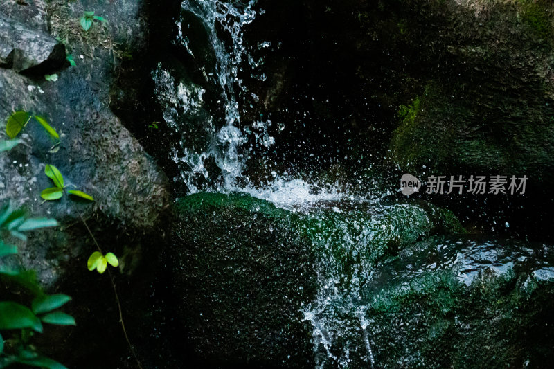 山间流水岩石自然景观