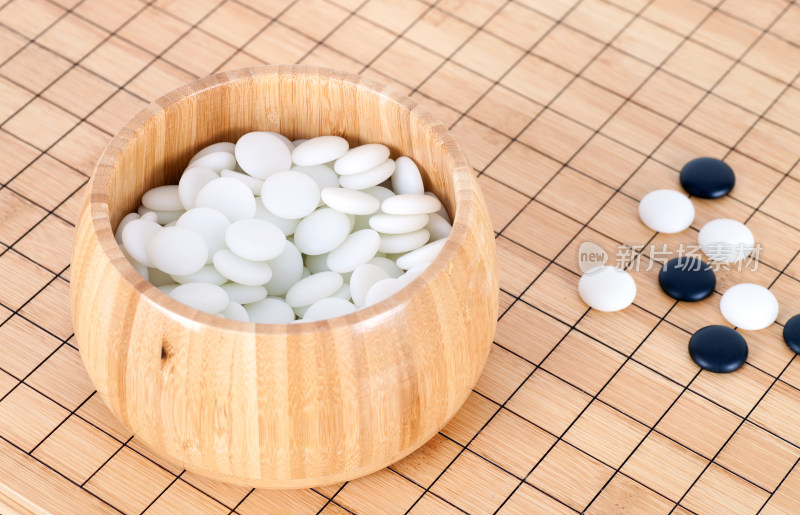 俯视棋盘上的棋子和盒中的棋子