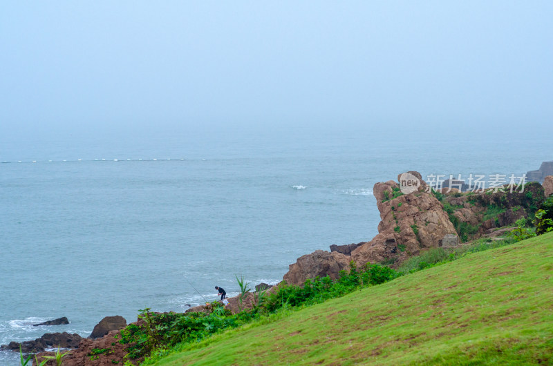 黄海边小麦岛景区，有人在海边垂钓