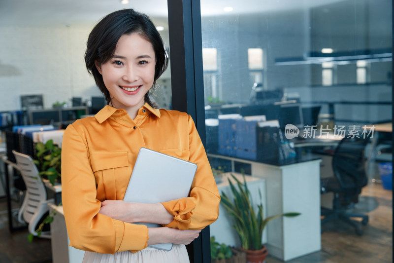 在办公室里用平板电脑的商务女士