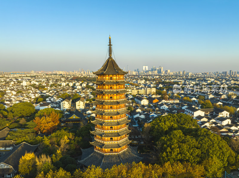 秋日黄昏时分的苏州报恩寺北寺塔