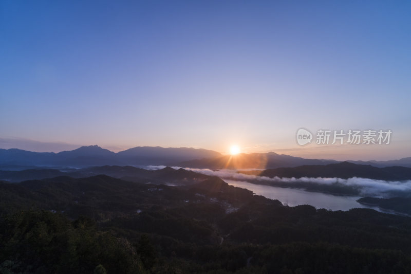 晨曦照耀下的群山云海壮丽景观