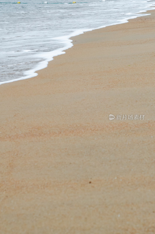 海岸上的细沙和浪花