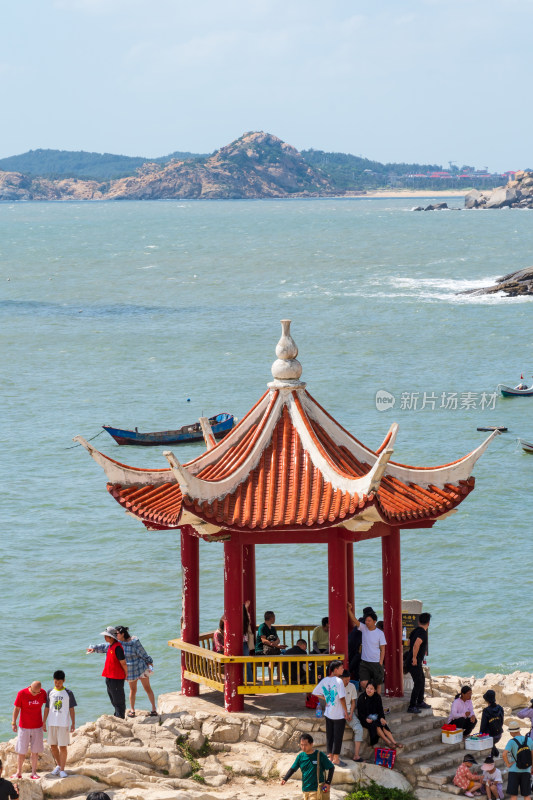 海边中式凉亭人群休憩场景