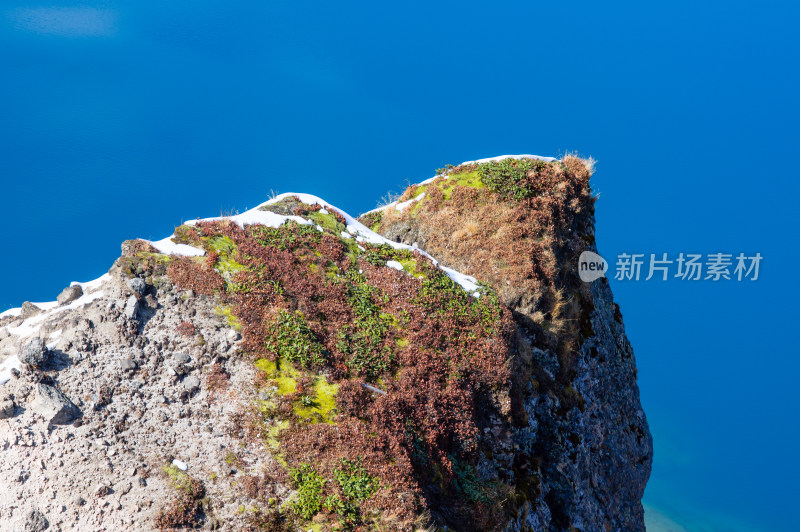 长焦拍摄长白山天池蓝色火山湖局部特写