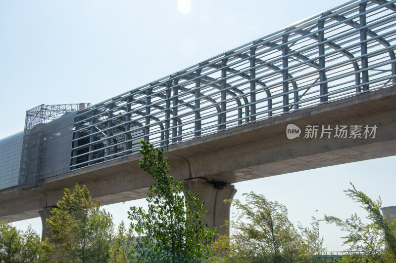 铁路立交桥正在城市中开工建设