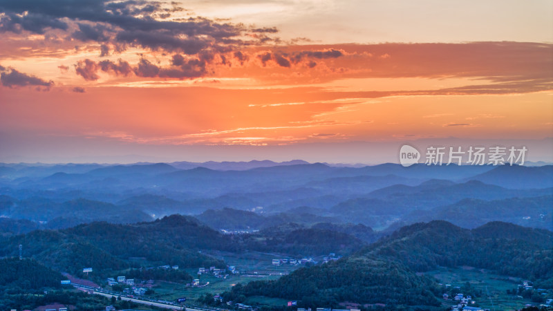 夕阳下四川德阳苍山镇丘陵地区的乡村农田