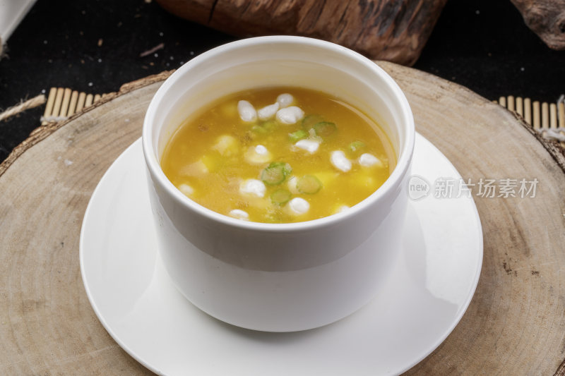 白色瓷汤盅装的珍珠白玉养生汤