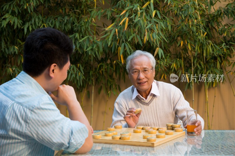 父子在院子里下棋