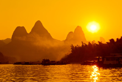 夕阳下的桂林山水剪影