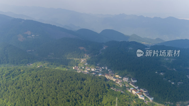 大山山谷深处的村庄光影