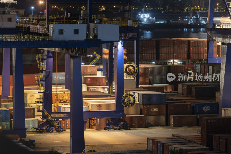 夜晚港口集装箱堆放场景