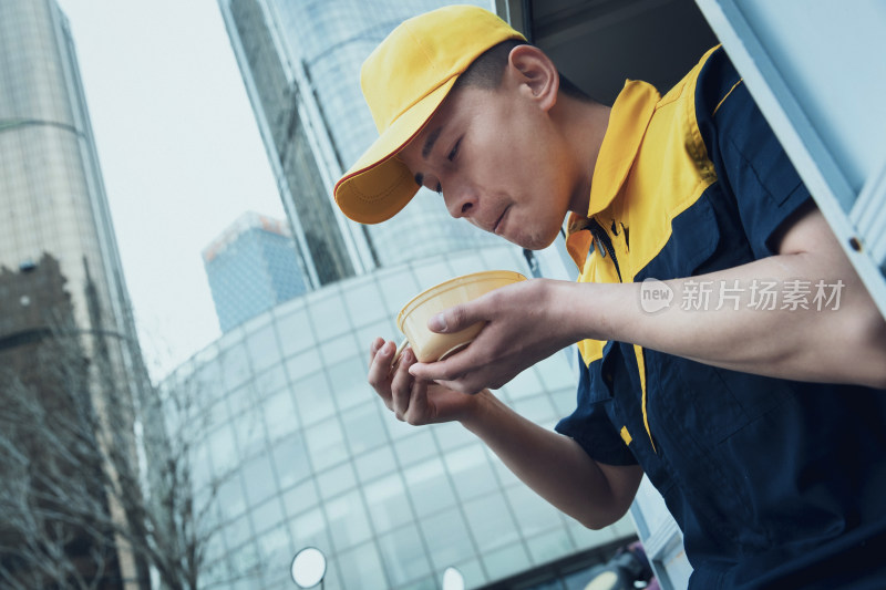 正在吃饭的物流人员