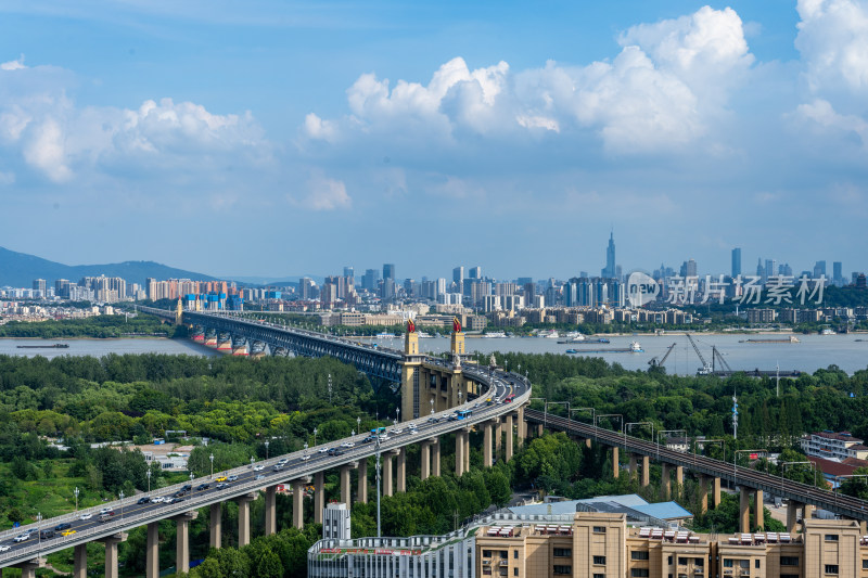 台风天的南京长江大桥与主城区