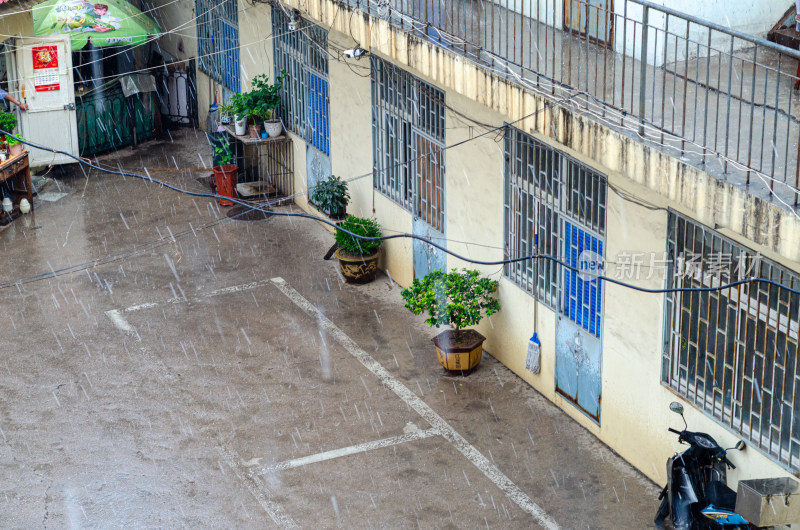 青岛市北区雨天老旧建筑庭院景象