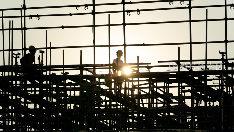 清晨的建筑工地和建筑工人