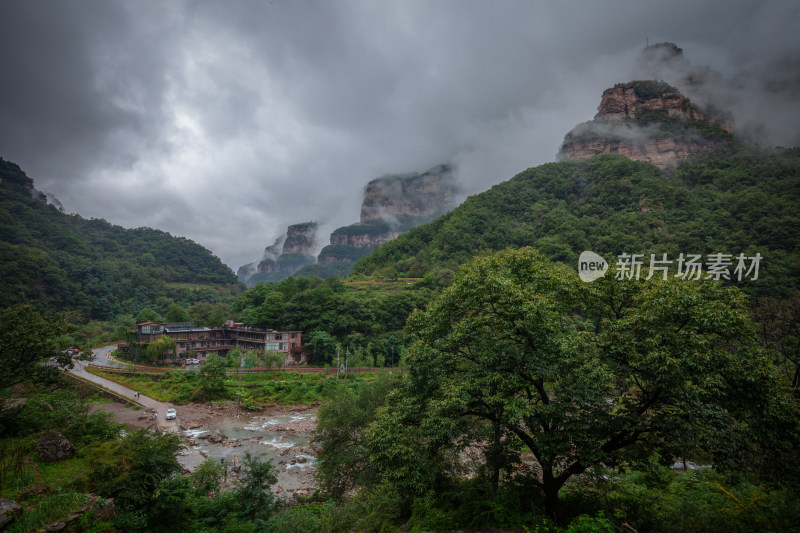 太行山峡谷雨后云雾