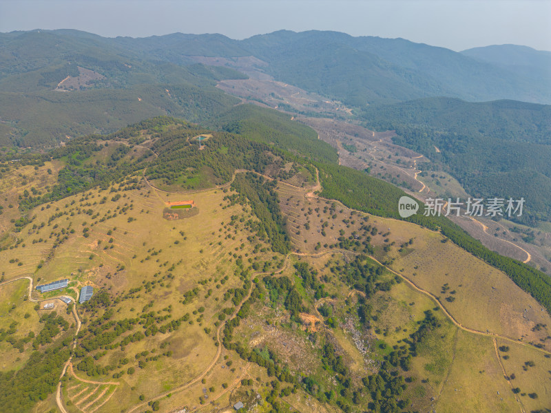 航拍山顶牧场田园风光