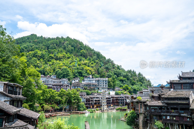 凤凰古城河畔苗族建筑与青山