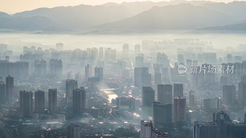 晨曦中的城市与远山景观