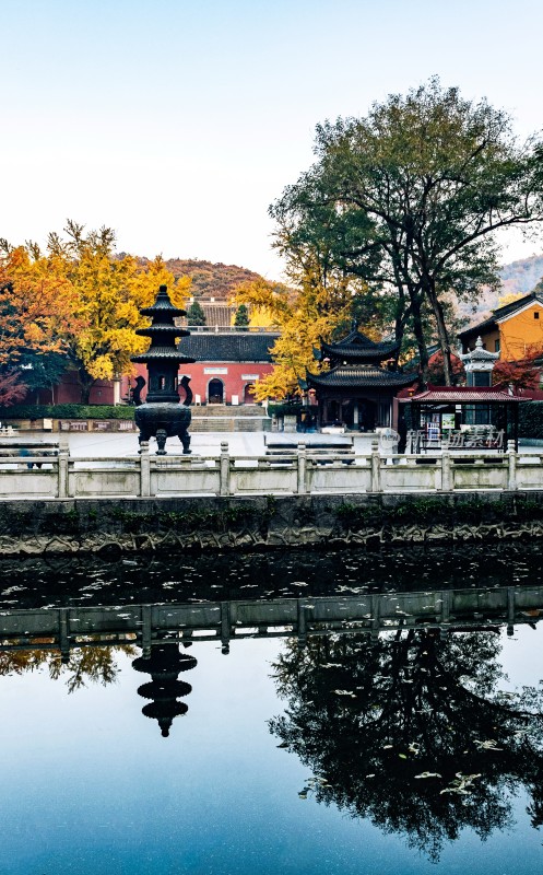 水边中式建筑秋景