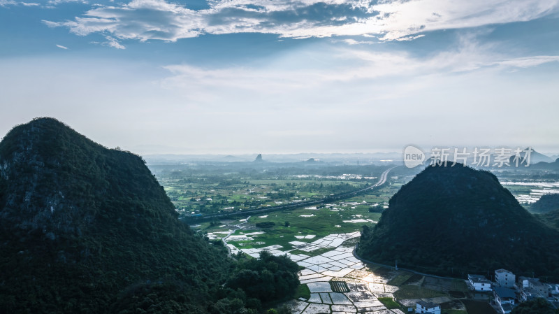 阳光下桂林穿行在山间田园上的高速公路