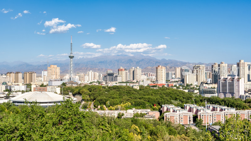 天山下的乌鲁木齐城市风光