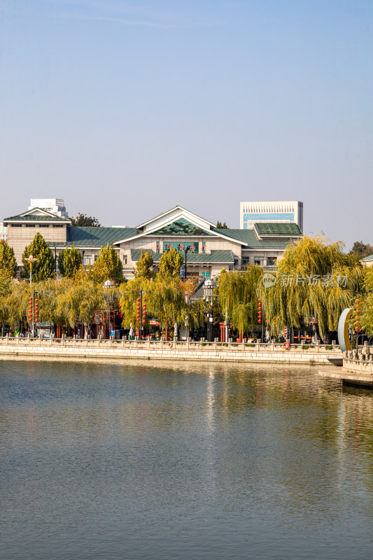 济宁老运河越河河道桥梁城市建筑倒影景观