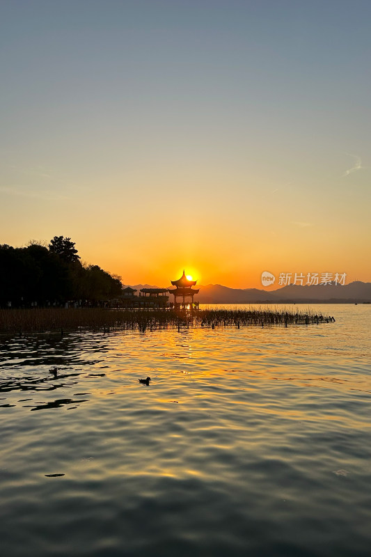 西湖边夕阳下的集贤亭