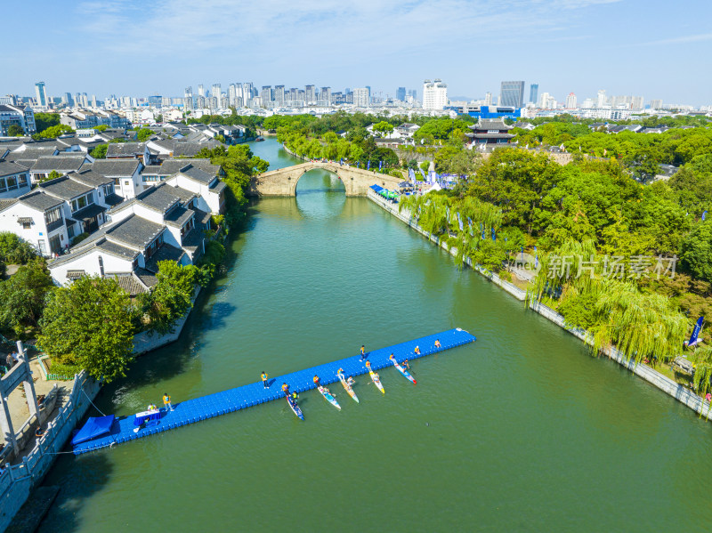 航拍苏州盘门景区外护城河上的浆板运动