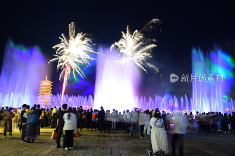 长沙铜官窑人群观赏烟花与塔楼夜景