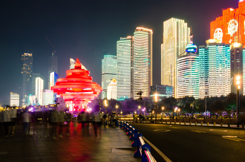 青岛五四广场灯光秀下的城市夜景与赏景人群