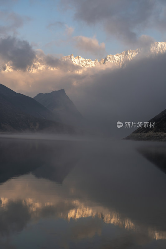 西藏山南洛扎秘境库拉岗日雪山湖泊壮丽景色