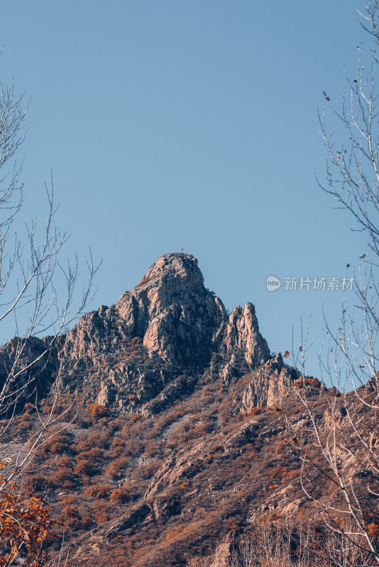 秋天的远处山峰