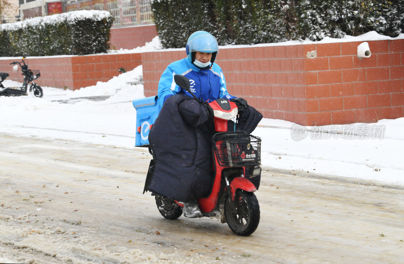 暴风雪中送餐的外卖小哥