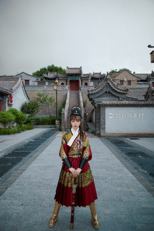 身穿锦衣卫飞鱼服手持宝剑的东方美少女