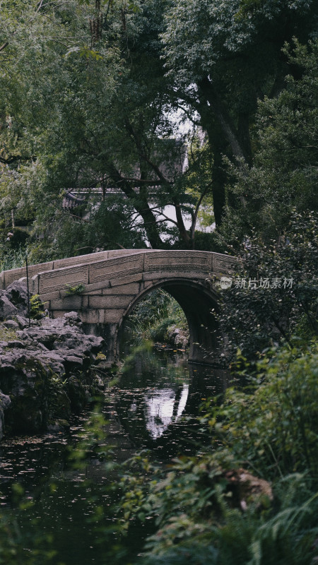 中式园林石拱桥风景