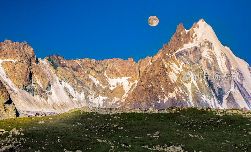 新疆天山山脉 月亮